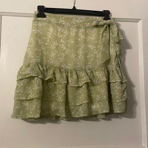 Mid-high floral skirt with ruffles and tie